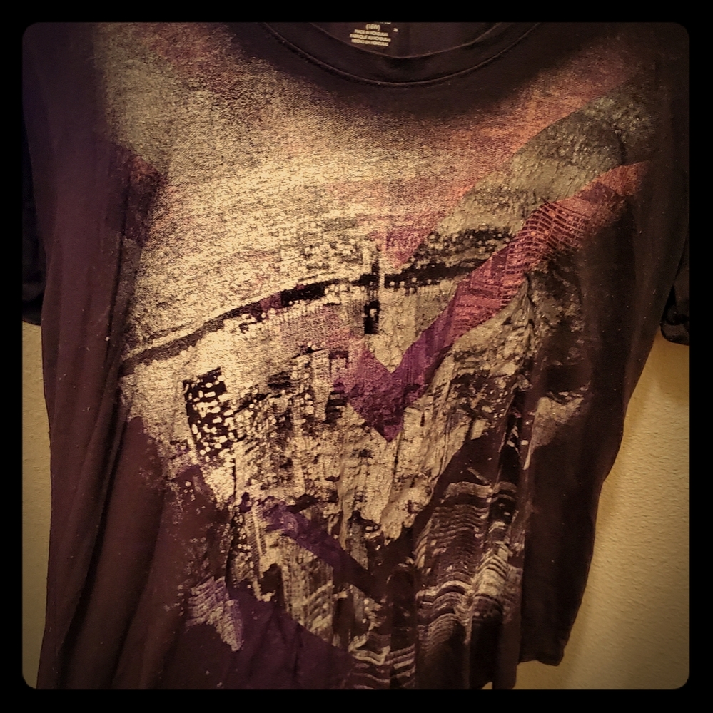 Abstract graphic tee.